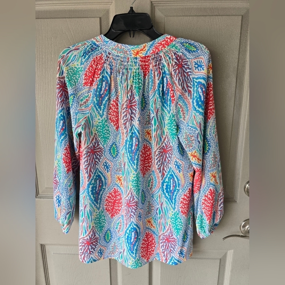 Lilly Pulitzer Elsa 100% Silk Top Let Minnow Sz S Popover Detail Logo Buttons - Picture 11 of 11